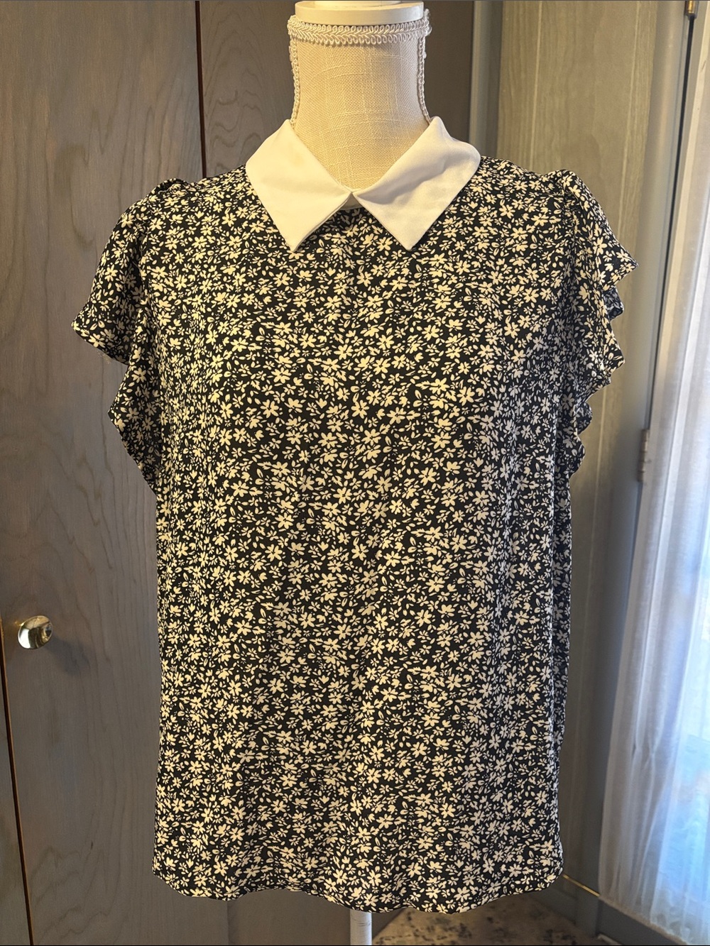 Monteau Los Angeles Collared Flutter Sleeve Blouse Top Shirt